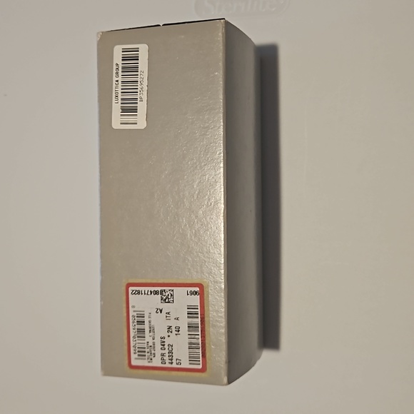 NWT Authentic Prada sunglasses with case and 2 cleaning cloth - Picture 4 of 9